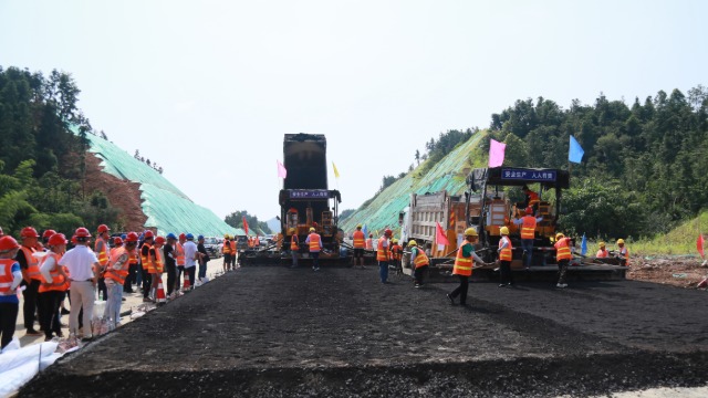 獻禮建黨百年-平伍路面二標水穩(wěn)層試驗路攤鋪如期開工